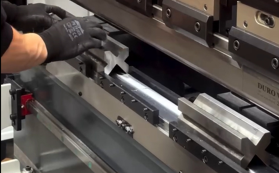YENKAR üretim gücünü yeni nesil fiber lazer ve akbant press teknolojisiyle artırıyor